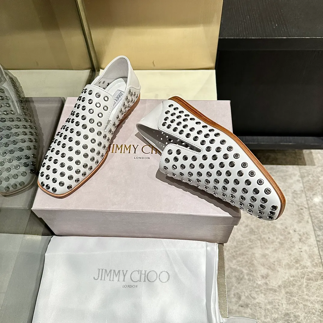 👟👟Ex-factory price 660👟👟 The new JIMMY CHOO, Loaf shoes, exclusive sale, rivet decoration design style is very unique, designed with the latest technology, strong three-dimensional effect👍Multiple technologies are integrated together, subverting fashion, super stylish! The combination is super beautiful. The original version is 1:1, versatile and trendy, both salty and sweet! Size: 35-40 Outsole: Leather outsole
